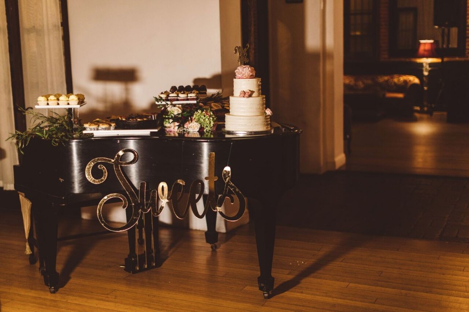 grand piano wedding cake table