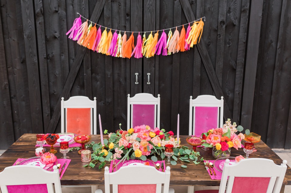 Tropical bridal brunch in shades of PINK