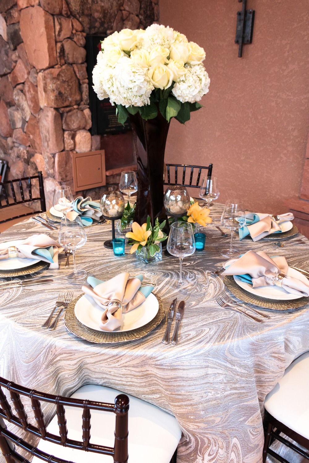 White and teal wedding table idea