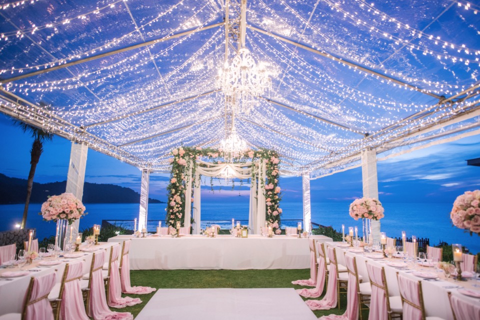 WOW-worthy reception drenched in lights