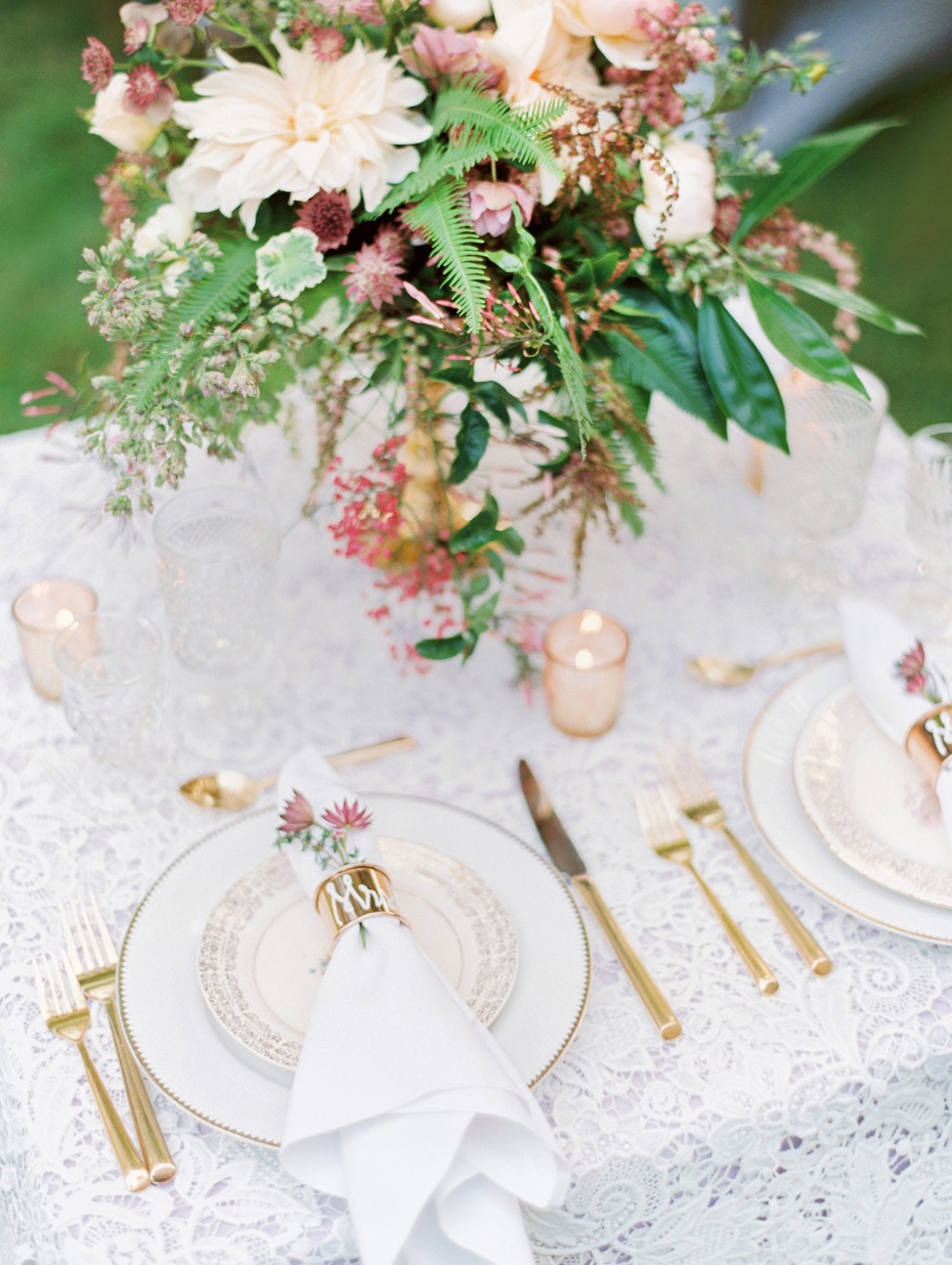 Lace and gold table decor