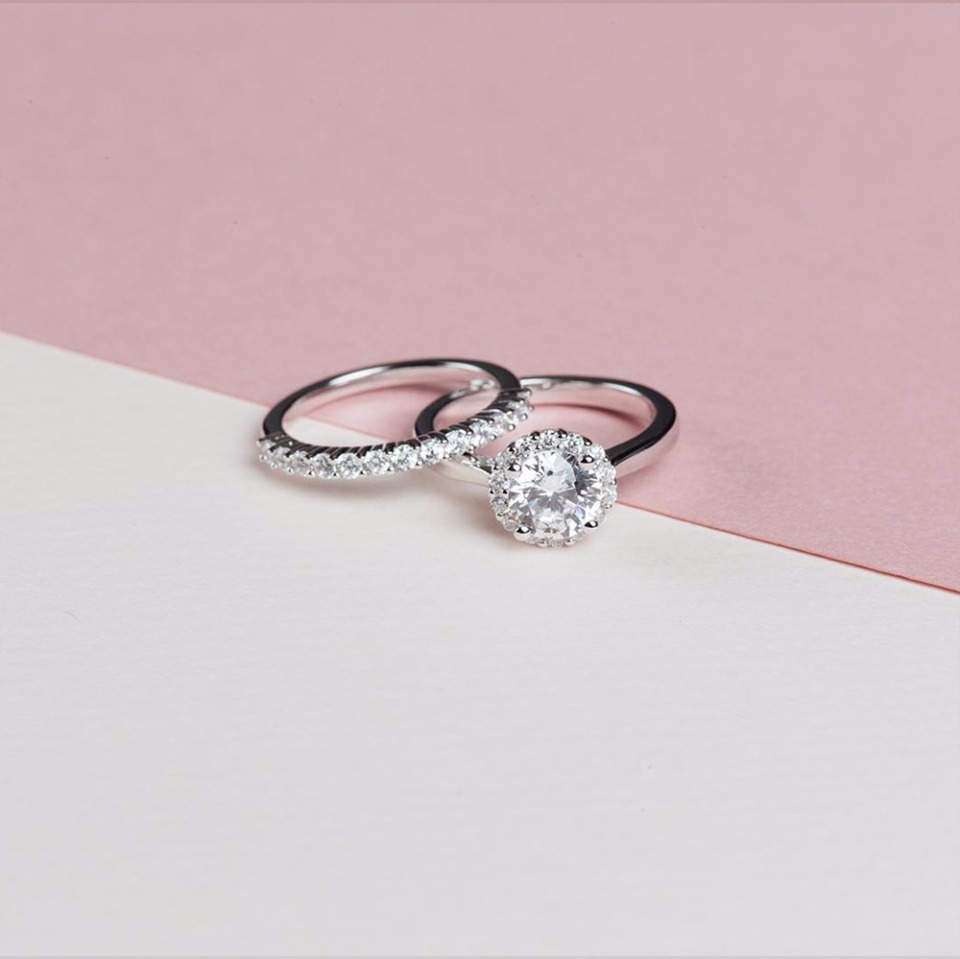 Elegant diamond engagement ring and wedding band set