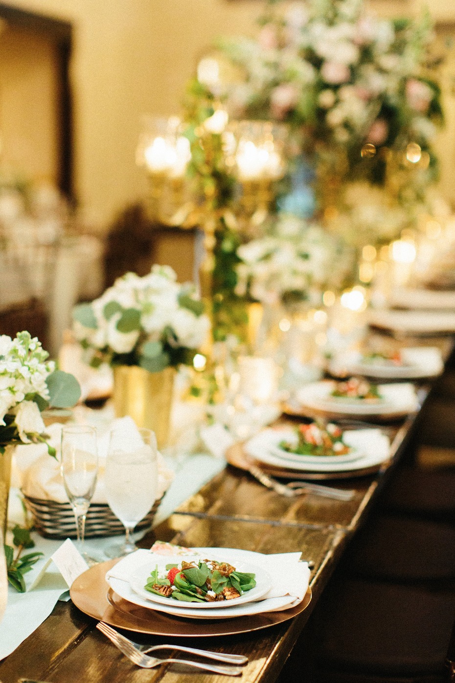 Chic gold and white table setting decor