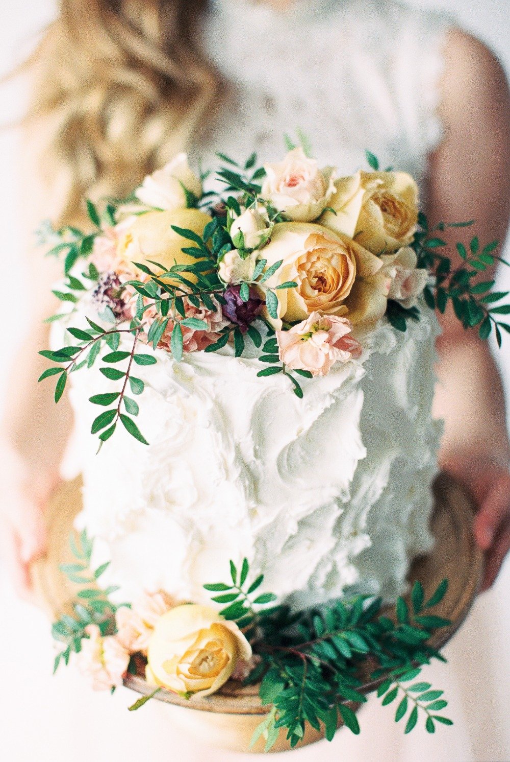 Pretty Foliage Tips for DIY Wedding Cake Flowers