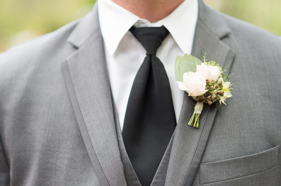 Pretty boutonniere and suit combo