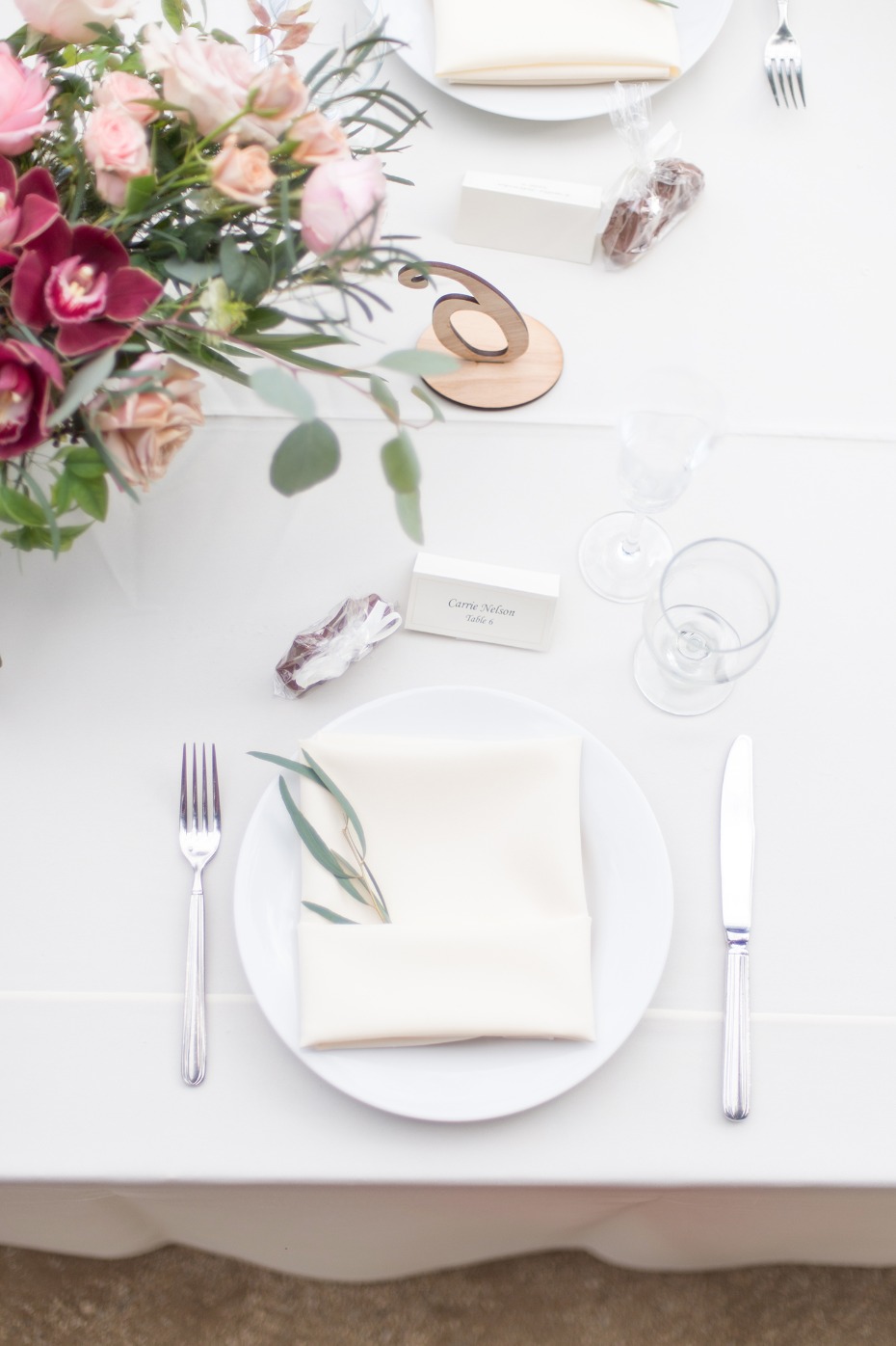 Simple and elegant place setting