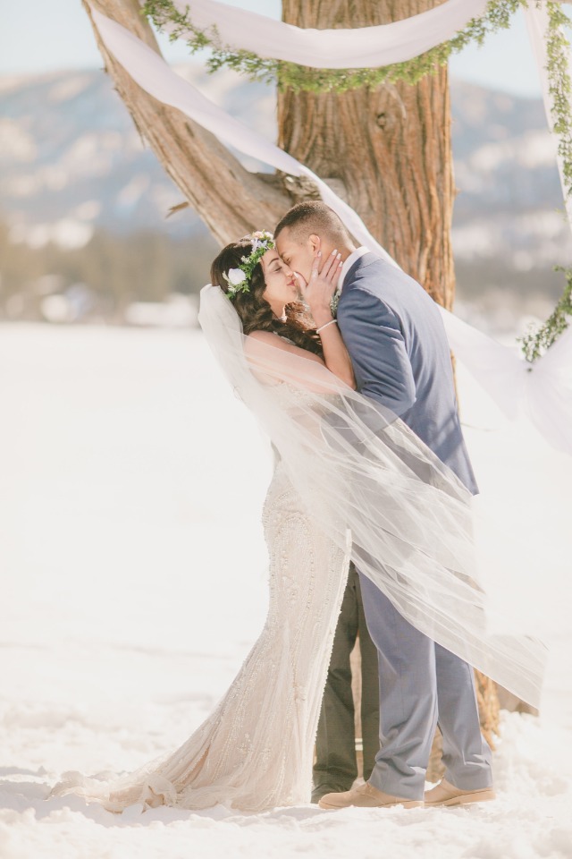 wedding kiss in the snow