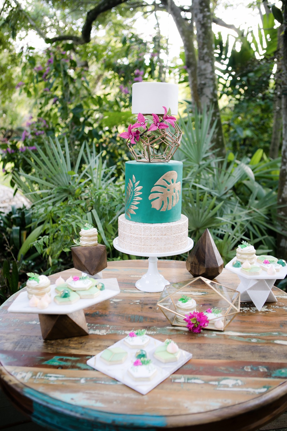 gold and green wedding cake tale