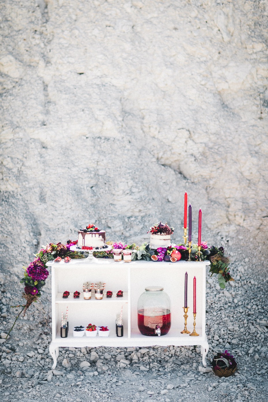 Berry toned cake table