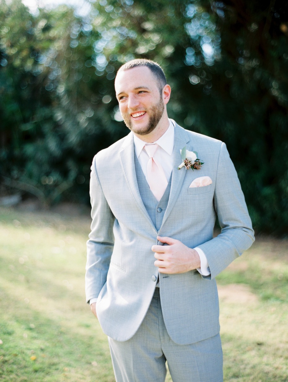 Groom in gray with a pink tie