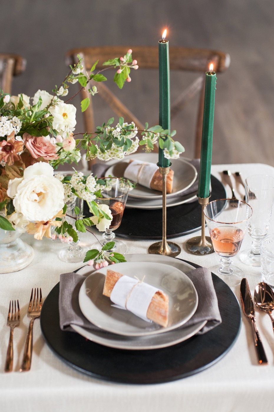 gold and emerald wedding table decor
