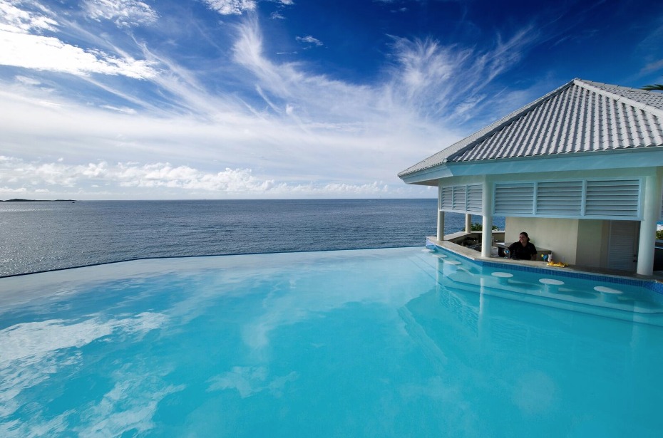 Frenchman's Reef & Morning Star Marriott Beach Resort Infinity Pool