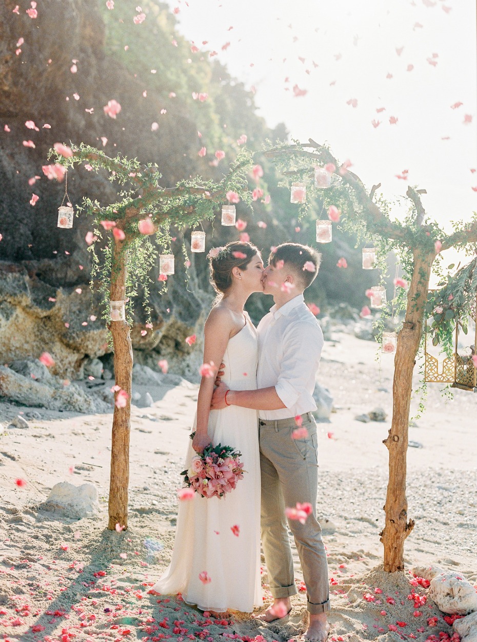 romantic wedding kiss for your beach wedding ceremony