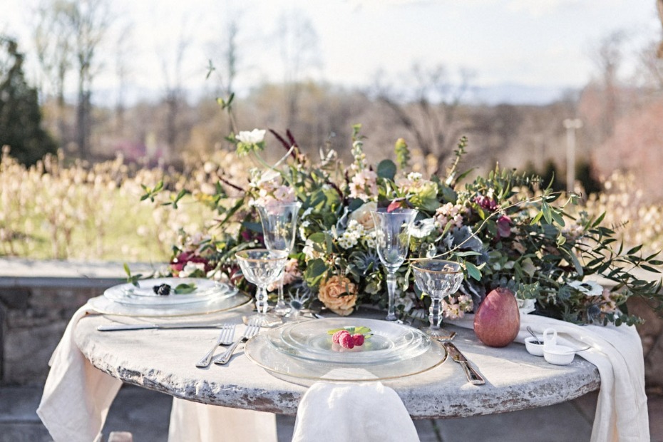 Garden centerpiece sweetheart table