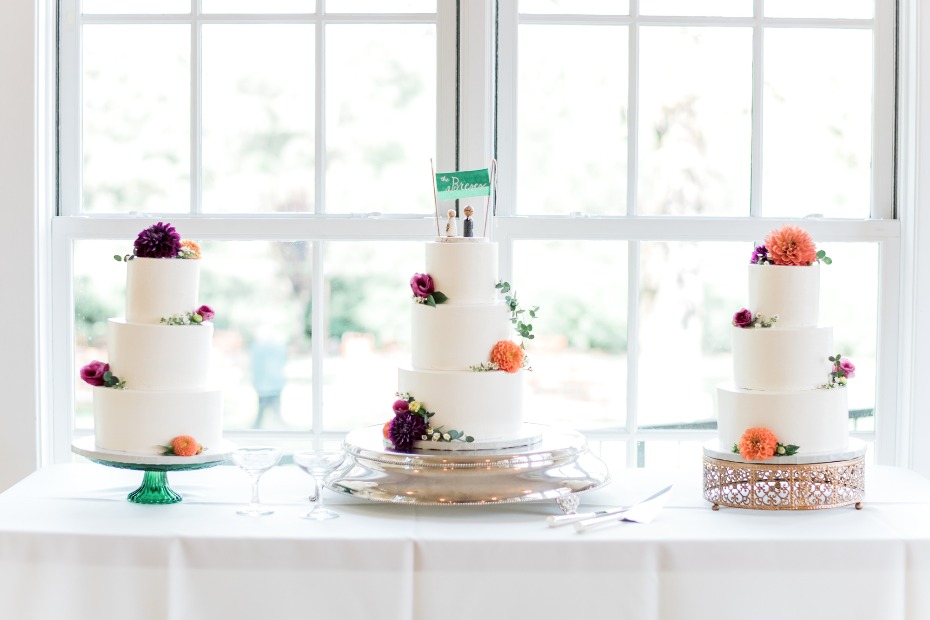 wedding cakes table