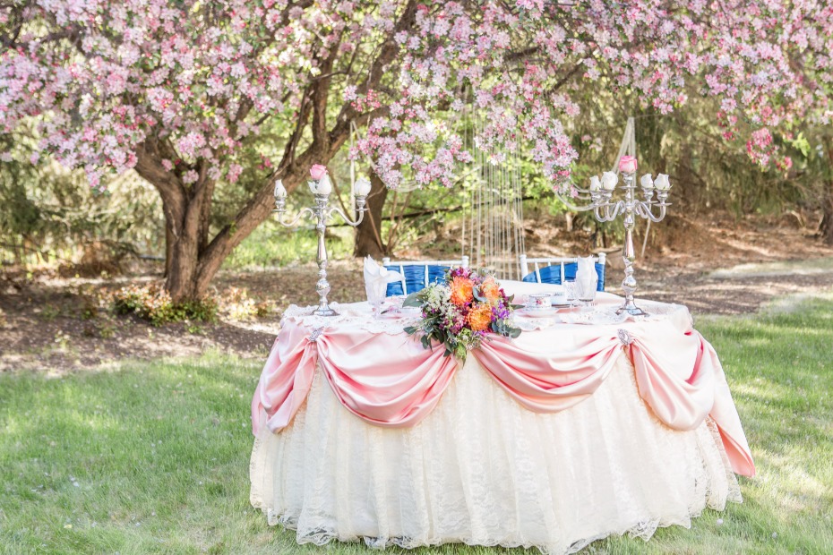 Sweetheart table wth lace and pink satin