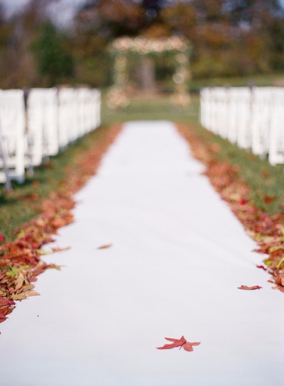 How to decorate your wedding aisle for Fall