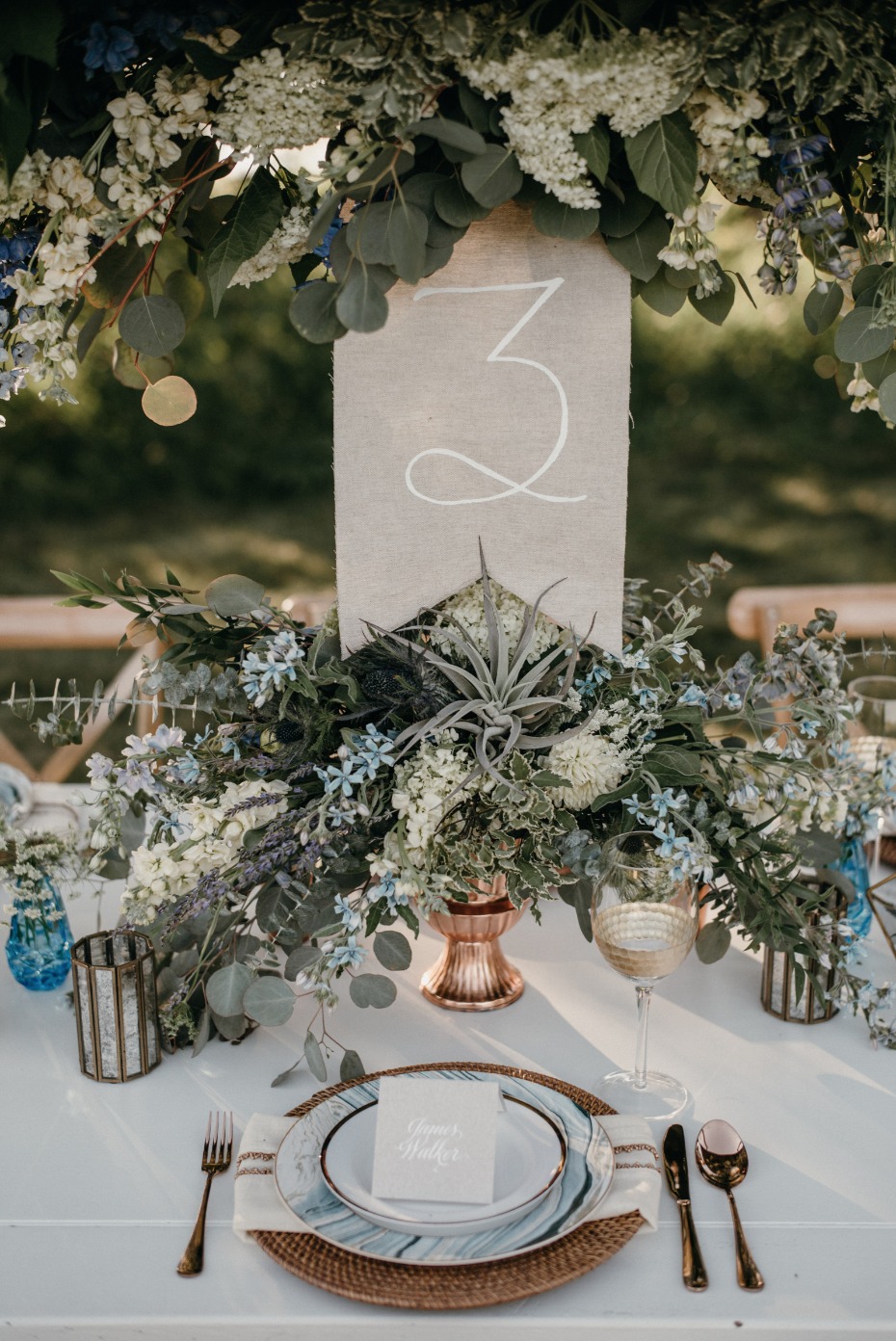 Beautiful table decor in blue, gold and white