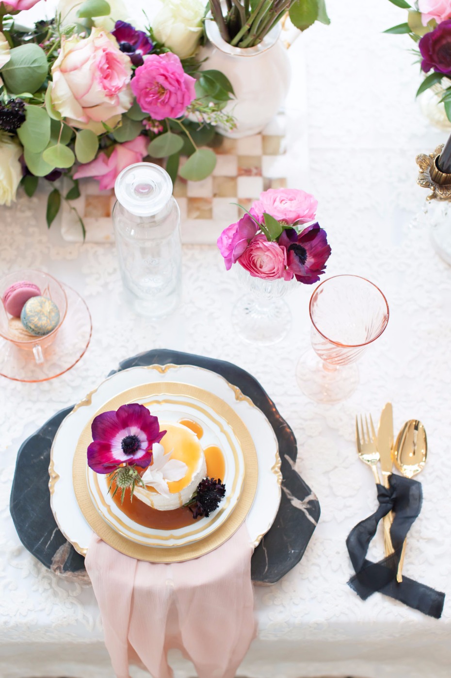 Gold, pink and black table details
