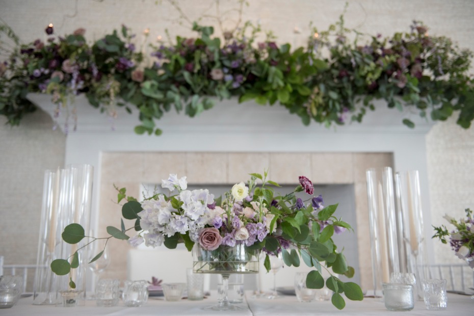 oversized mantle garland behind the sweetheart table