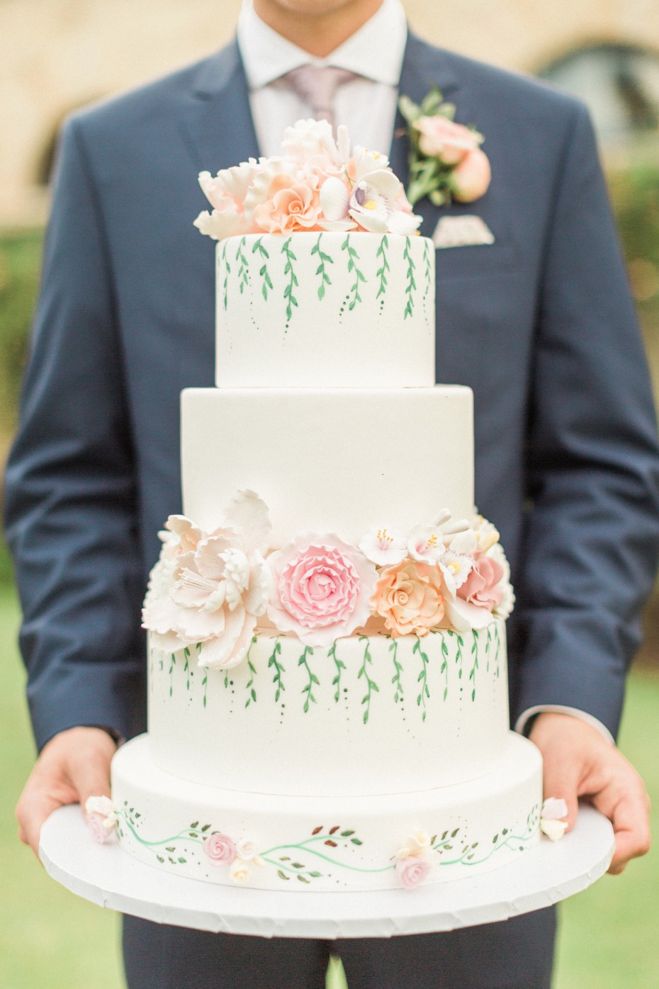 flower and ivy inspired wedding cake