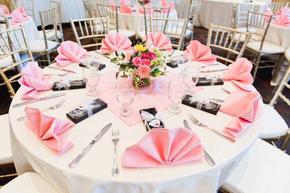glam pink wedding table decor