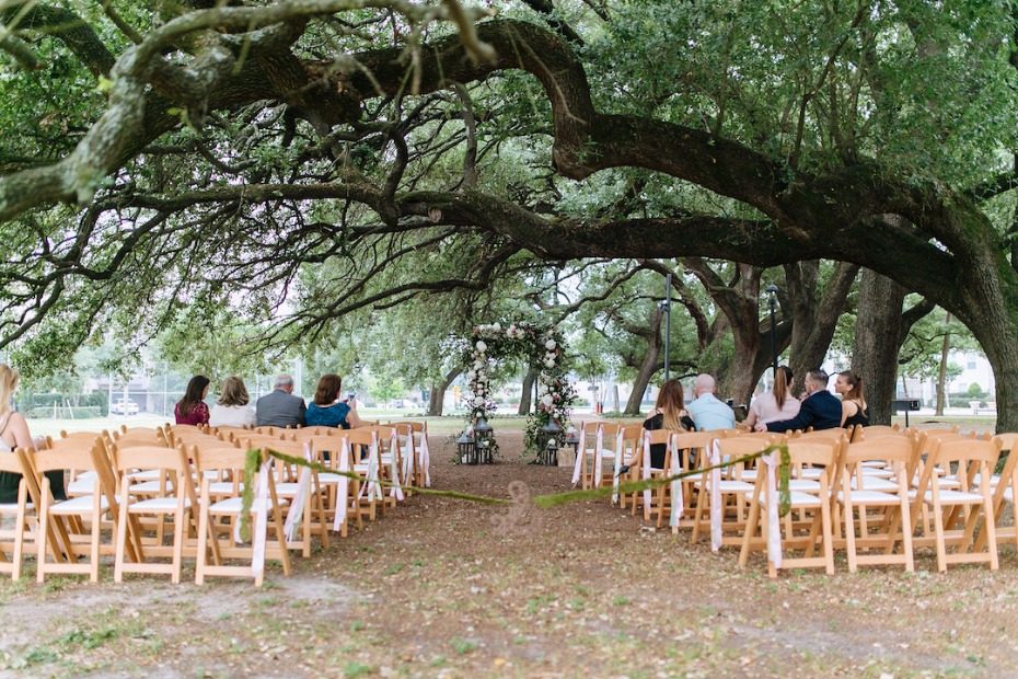 Simple and chic park ceremony