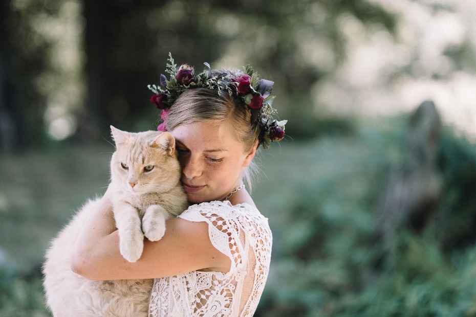 sweet bride and wedding cat