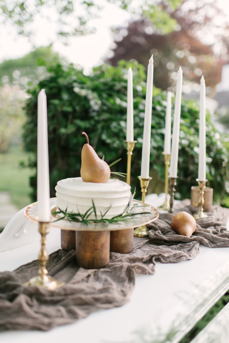 simple yet elegant wedding cake table