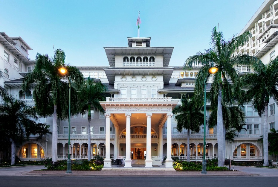 elegant wedding venue to get married in Hawaii. The Moana Surfrider