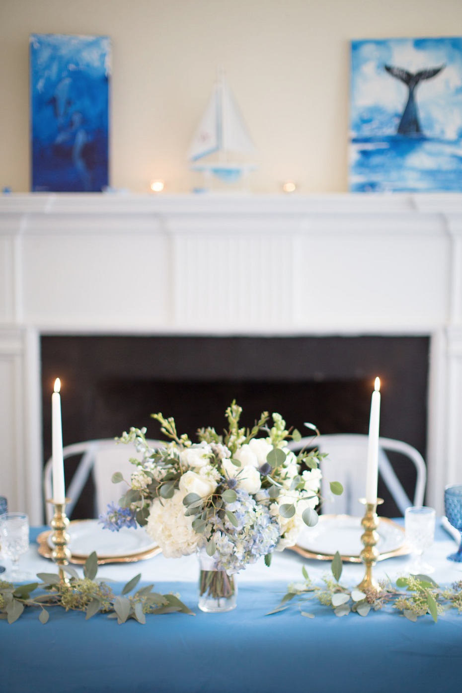 Blue and gold table for the bride and groom