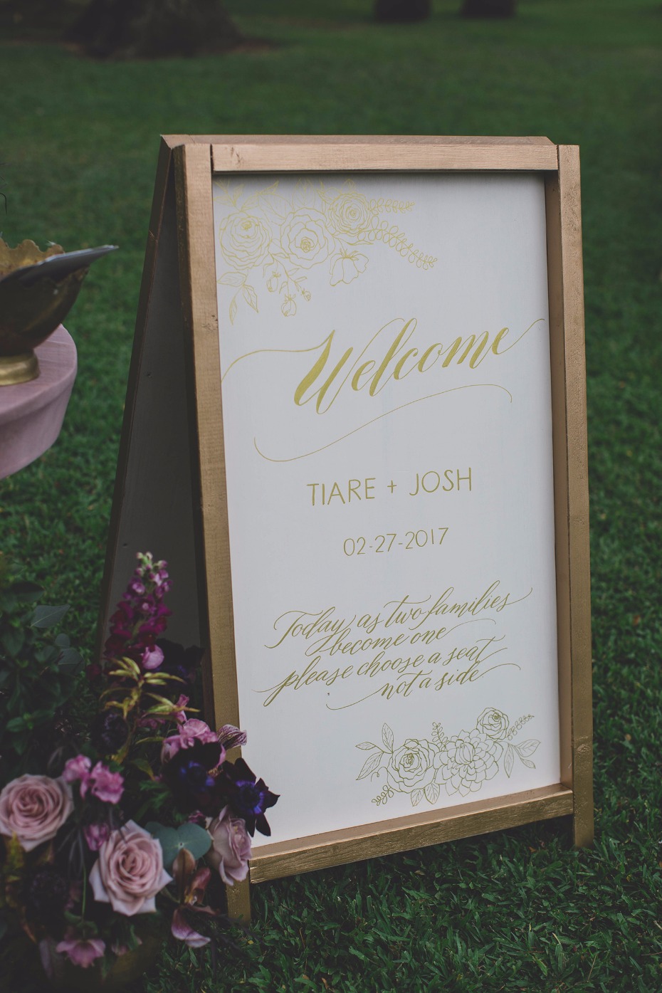 Welcome wedding sign in a gold frame
