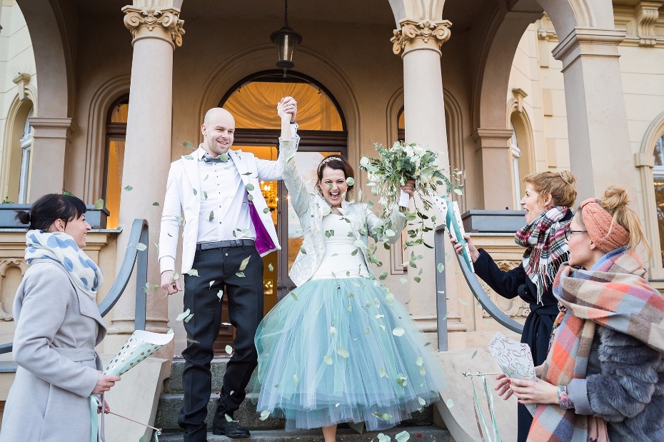 Just married petal toss