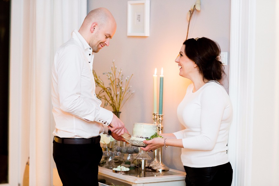 Cut the cake casual winter elopement