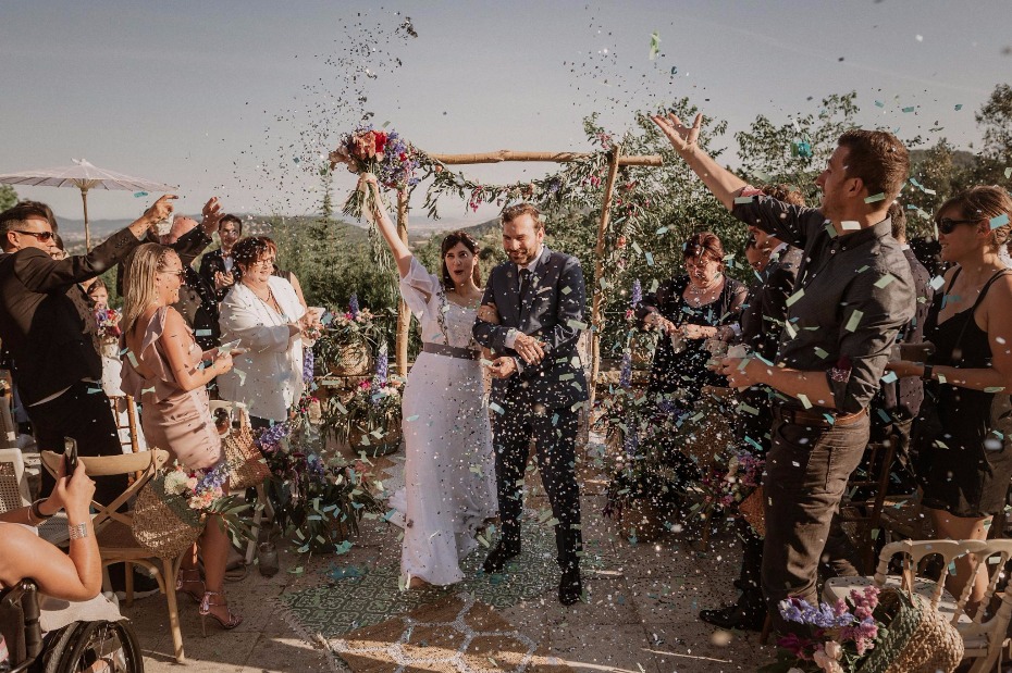 Just married confetti toss