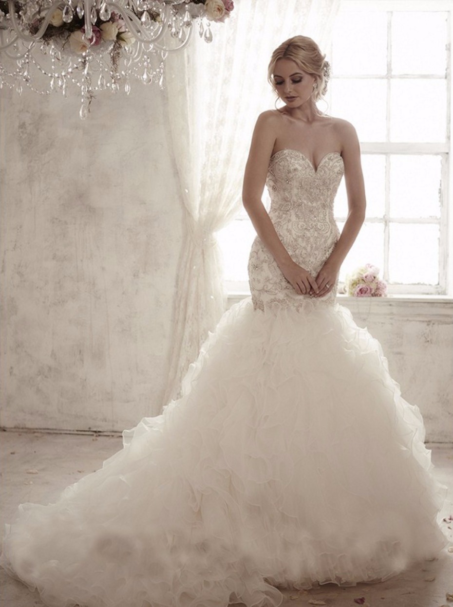 Elegant bride in strapless mermaid wedding dress