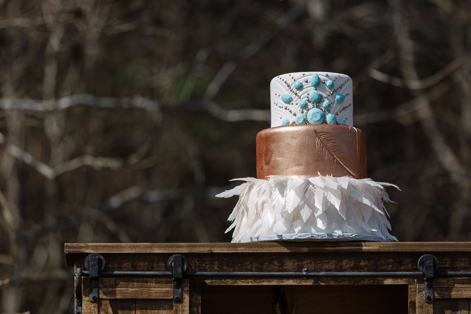 wedding cake with jade and faux feathers
