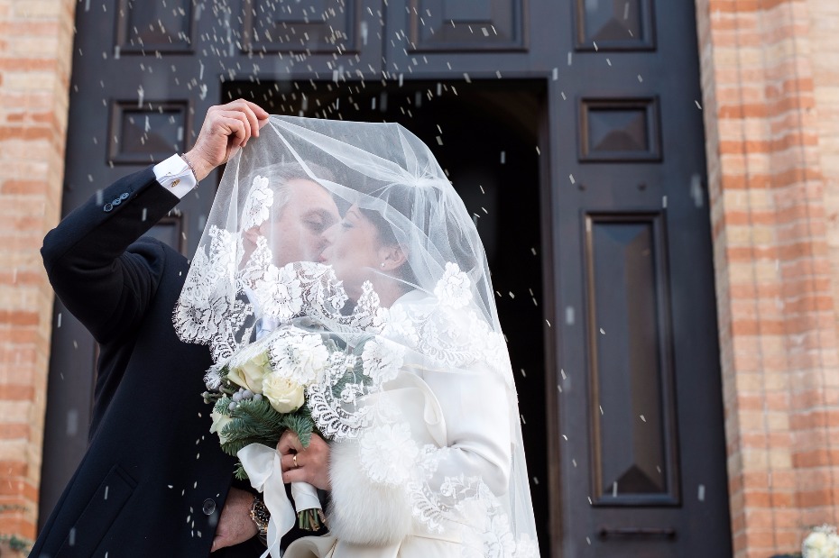 Rice toss for the newlyweds
