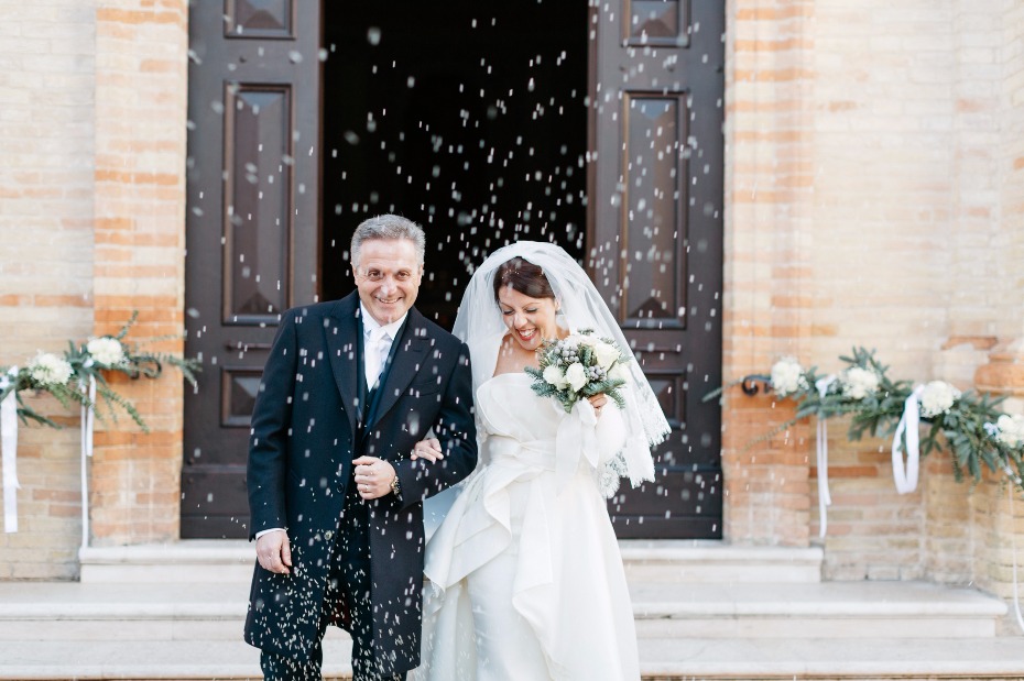 Rice toss for the newlyweds