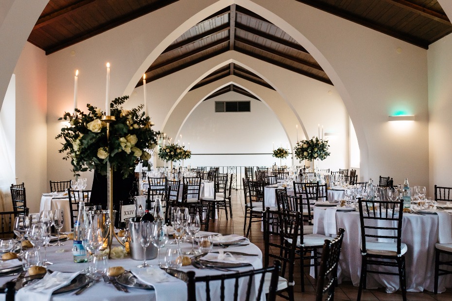 Elegant reception decor in white and gold