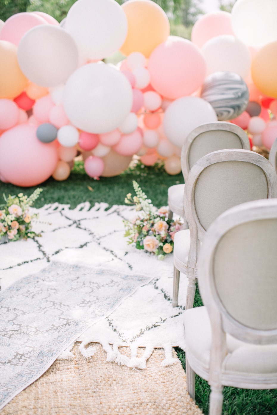 Chic ceremony with rugs and balloons