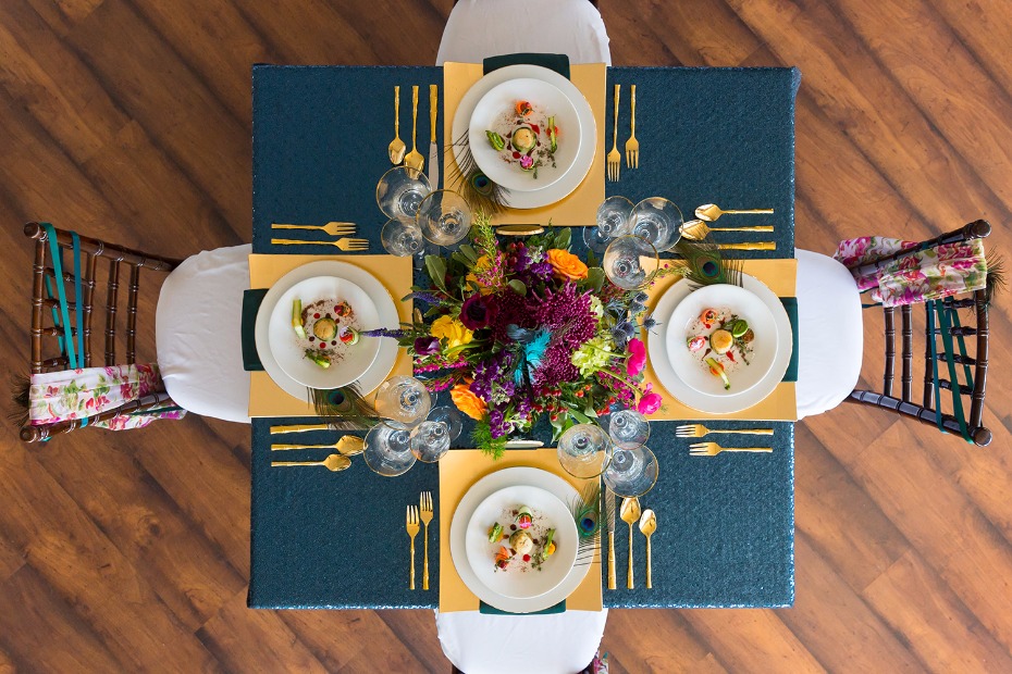 Blue and gold table decor