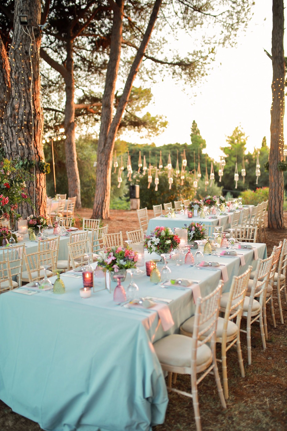 blue pink outdoor wedding table decor