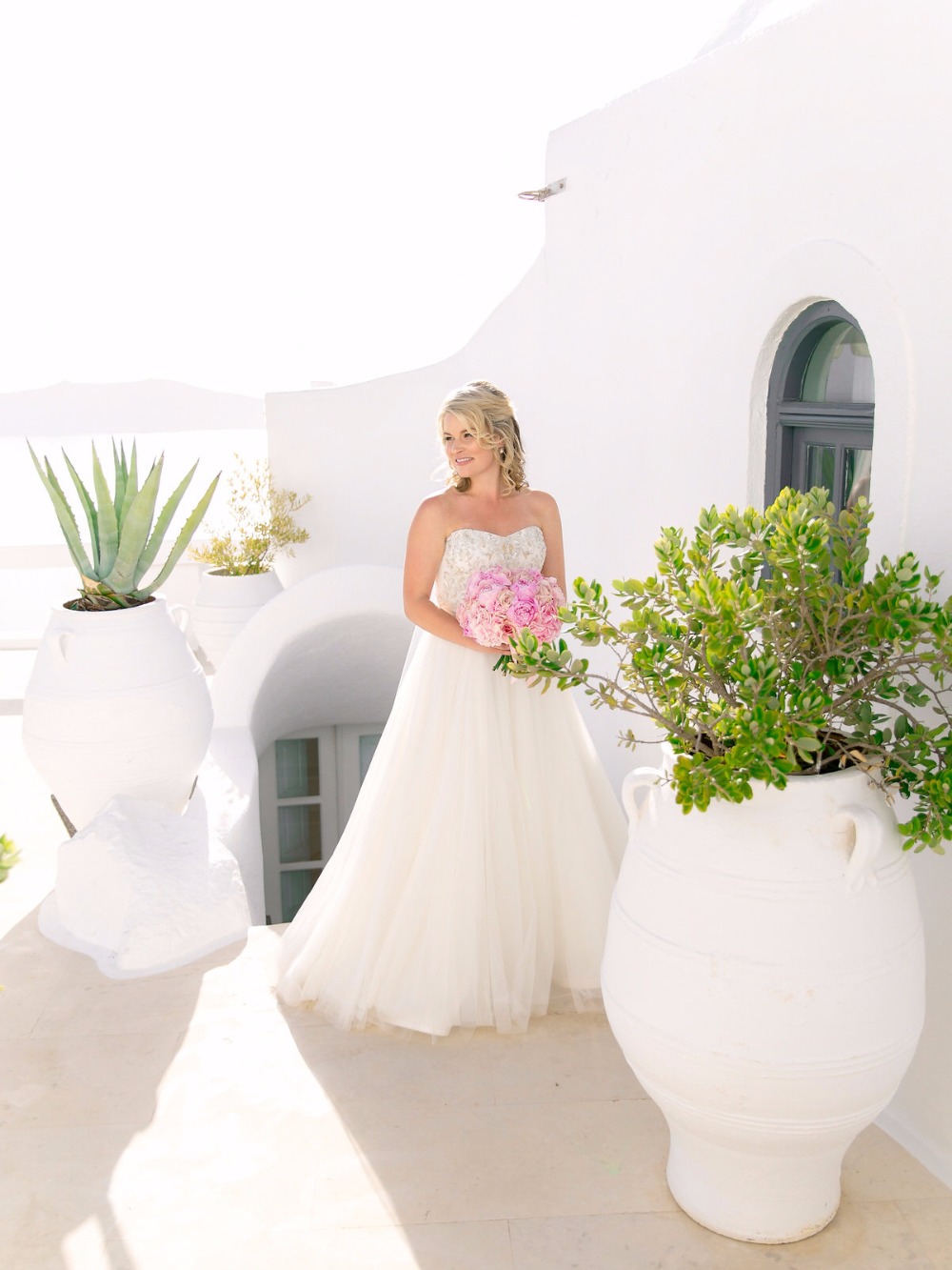 Gorgeous bridal look in Greece