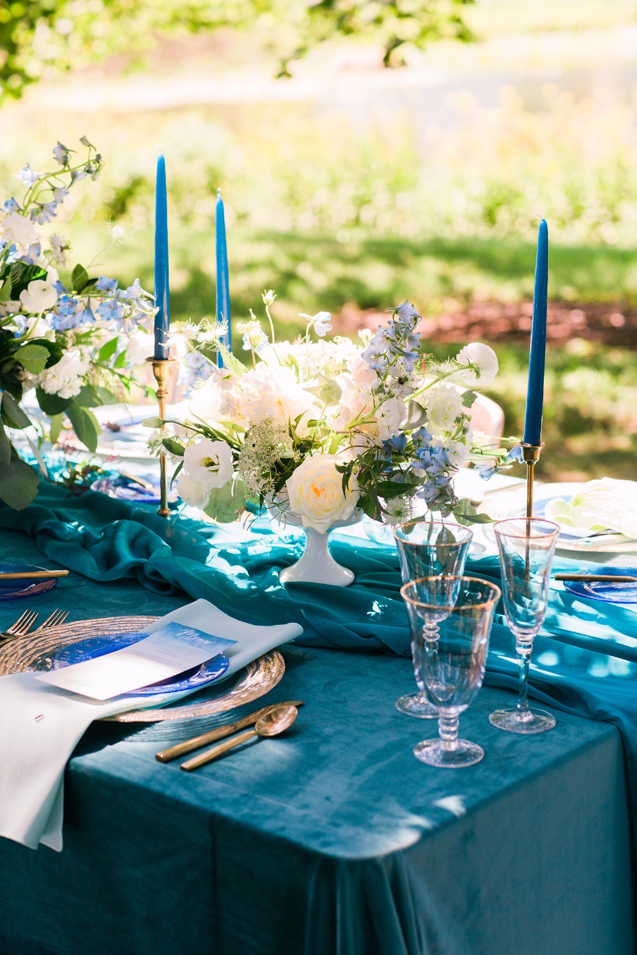 Elegant blue table decor