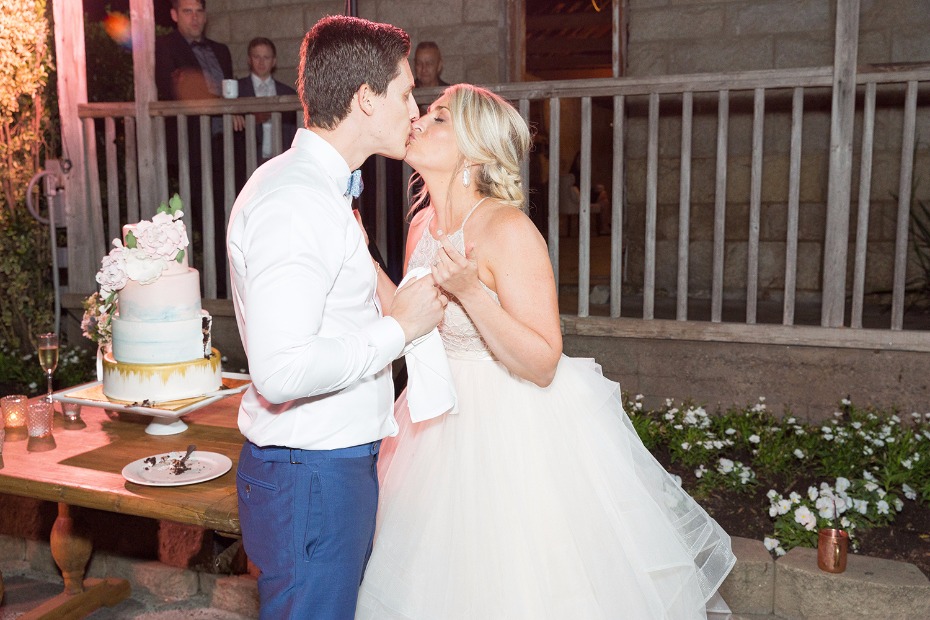 Cake table kiss
