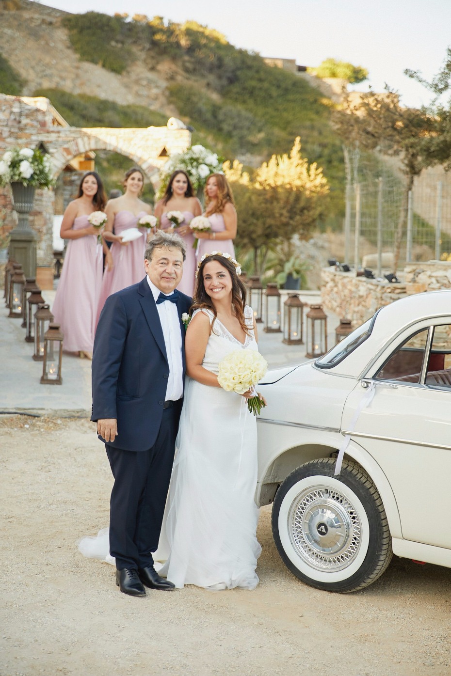 the bride and her father arriving to the ceremony in vintage style