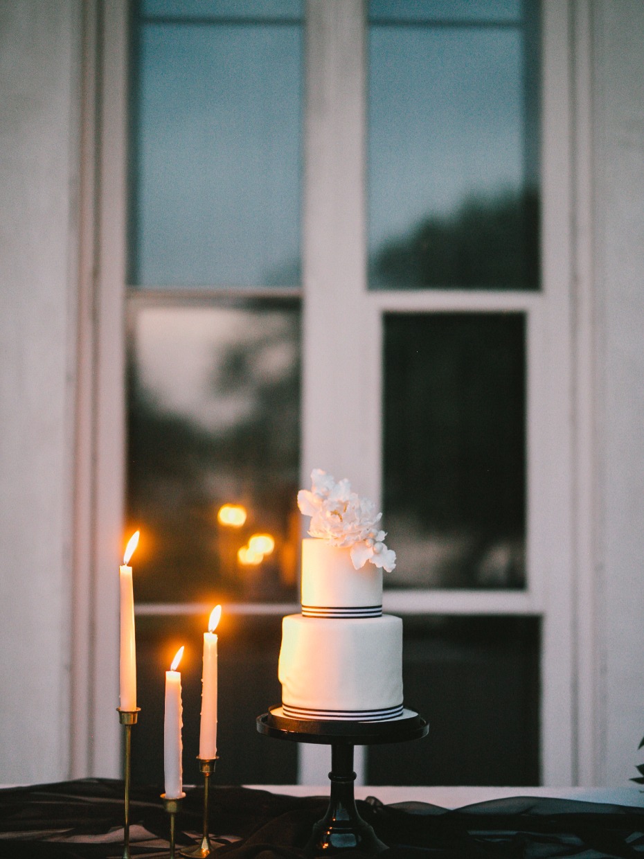 Classy black and white wedding cake