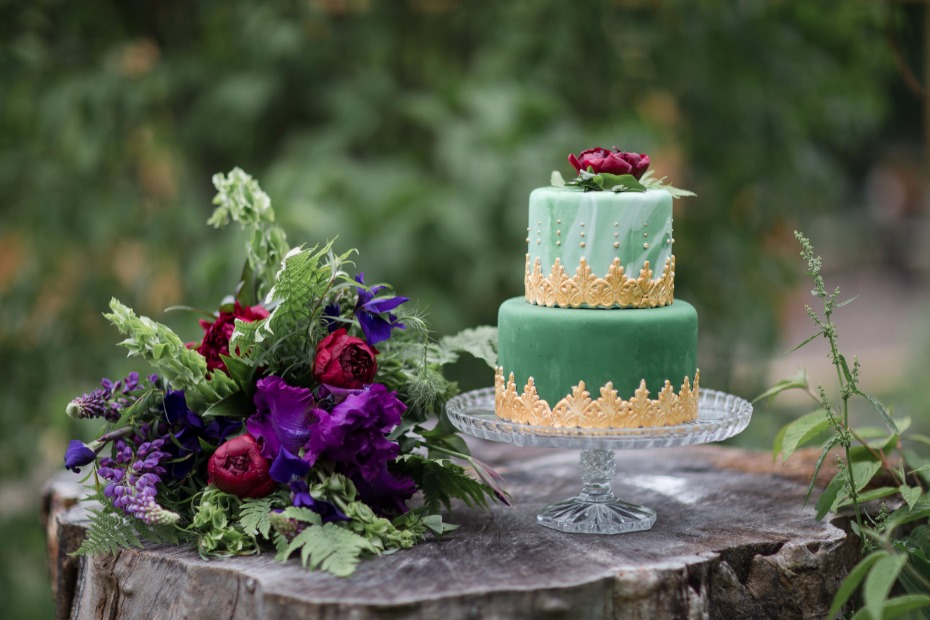 green and gold marbled wedding cake