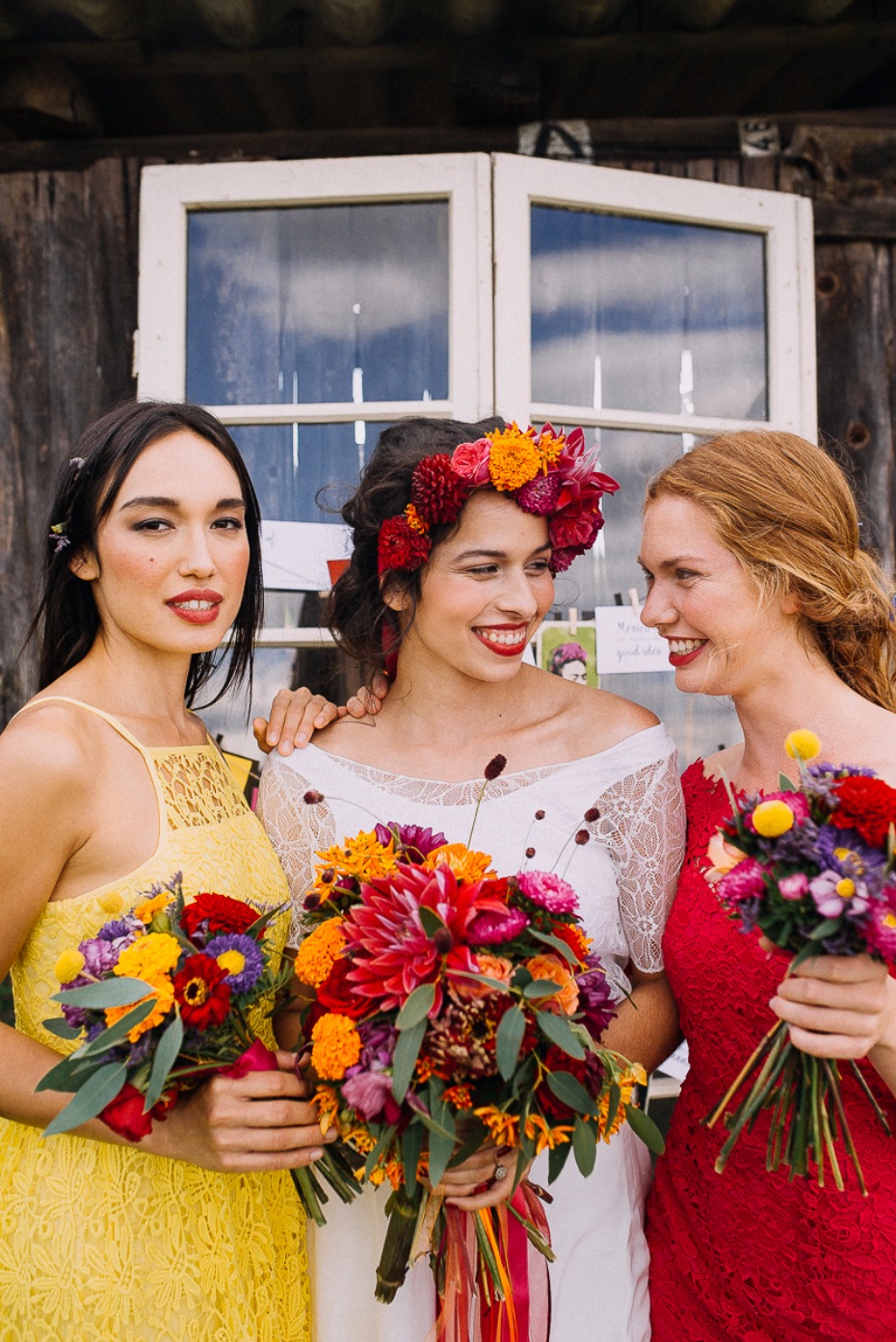 bride and her bridesmaids in mismatched dresses